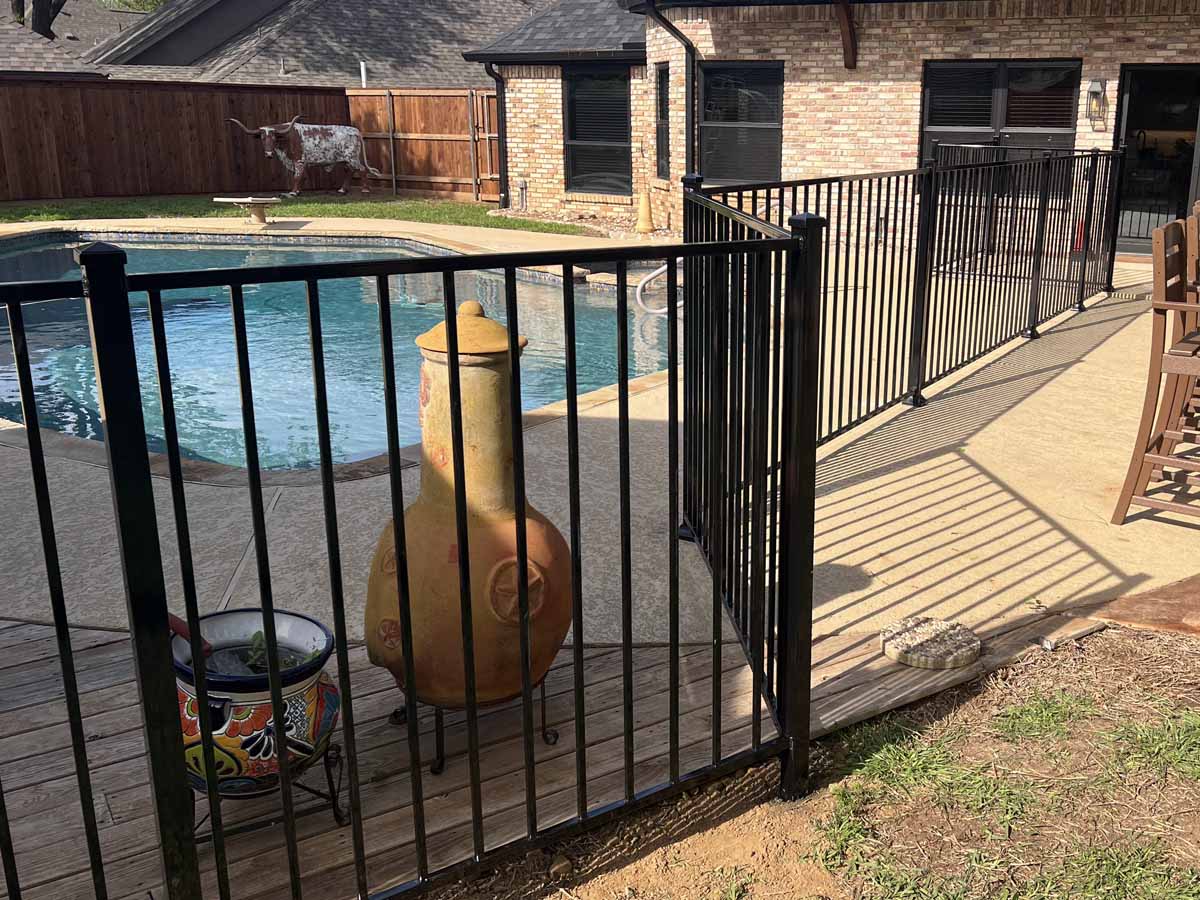 Fence with Black Aluminum Fence Around In-Ground Pool and Patio – Secure Pool Area with Modern Fence Design in Fort Worth, TX